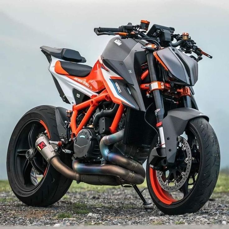 Presentationof the BMW R 12 S: an orange homage